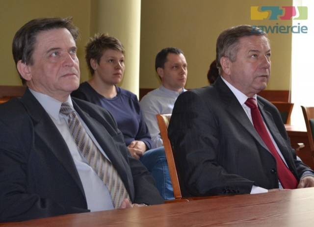 Zdjęcie: Prezydent Ryszard Mach oraz wiceprezydent Wojciech Mikuła przyglądają się prezentacji WBOI.